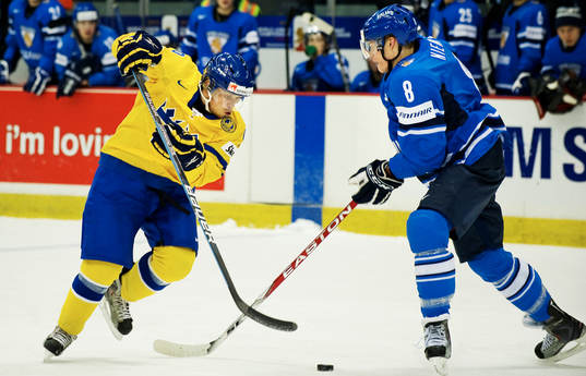 Mattias Tedenby, Sverige, försöker att dra Jyri Niemi,