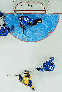 Marcus Johansson, Sverige, skjuter in 7-1 bakom Petteri