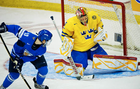 Matias Sointu, Finland, styr ett skott mot Jacob