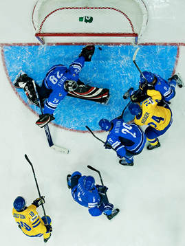 Jacob Josefson, Sverige, gör 6-1 bakom Petteri Simila,