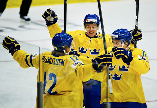 Dennis Rasmussen, Sverige, gratuleras till sitt 2-0-mål.