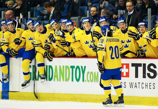 André Petersson, Sverige, gratuleras till sitt 1-0-mål.