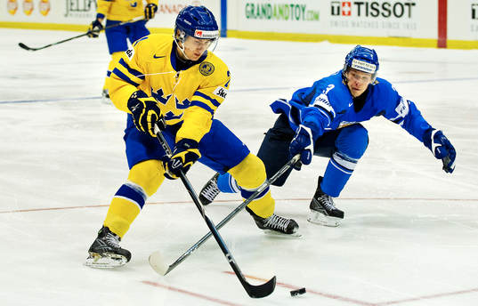 Marcus Krüger, Sverige, tar sig förbi Tommi Kivistö,