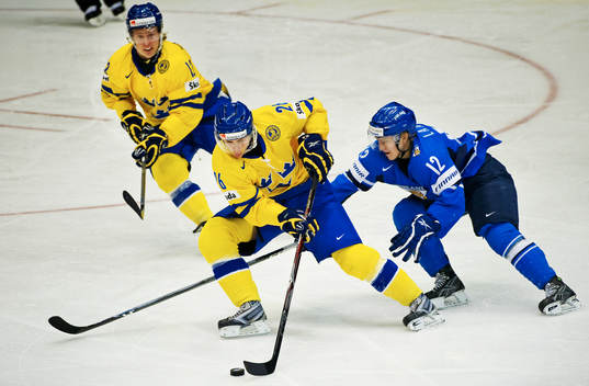 Daniel Brodin, Sverige, kamp om pucken mot Aleksi Laakso,