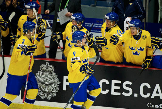 Mattias Tedenby, Sverige, gratuleras till 3-0-målet.