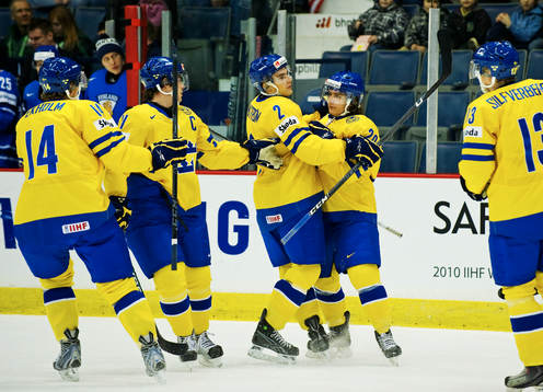 Lukas Kilström gratulerar André Petersson, Sverige, till
