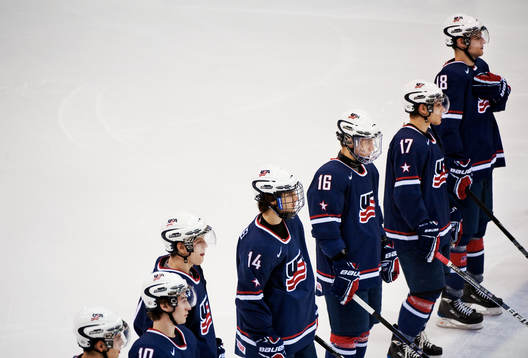 USA:s spelare står uppradade innan matchstart. Line up,