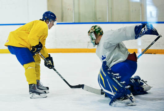 Marcus Johansson lägger en straff på Robin Lehner,