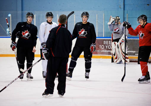 Willie Desjardins, tränare, instruerar sina spelare
