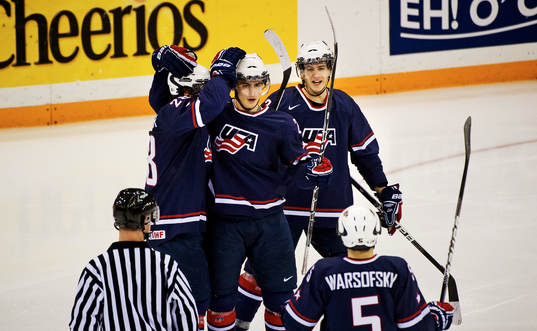 Chris Kreider, USA, gratuleras till sitt 4-1-mål