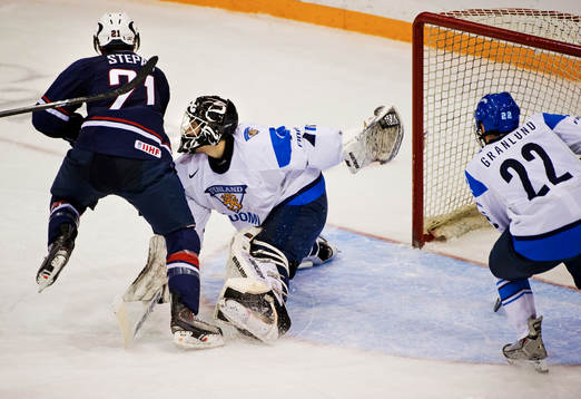 Joni Ortio, målvakt, Finland, stoppar Derek Stepan, USA