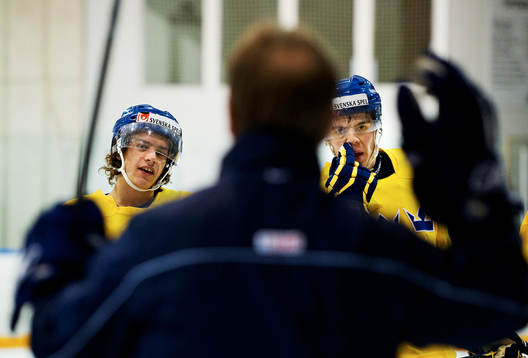 André Petersson och Magnus Pääjärvi Svensson lyssnar