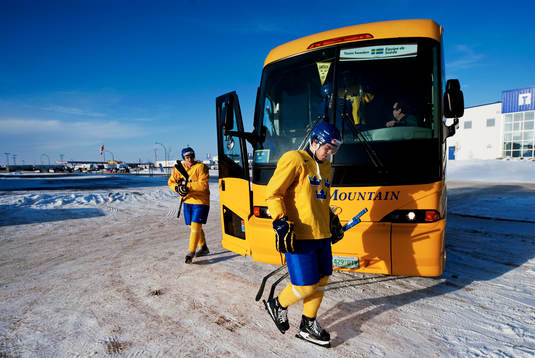 Magnus Pääjärvi Svensson lämnar spelarbussen och går