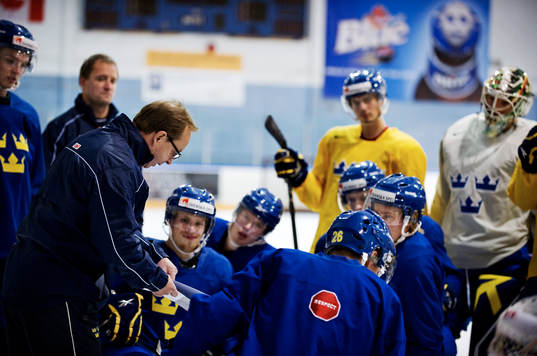 Pär Mårts, förbundskapten, har en genomgång med spelarna