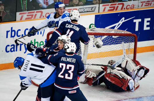 John Ramage och Kyle Palmieri, USA, ger sig på Toni