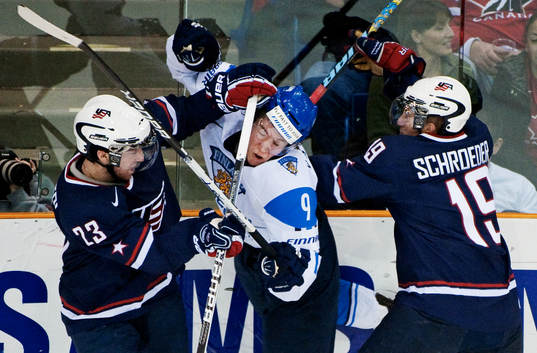 Kyle Palmieri och Jordan Schroeder, USA, tacklar Sami