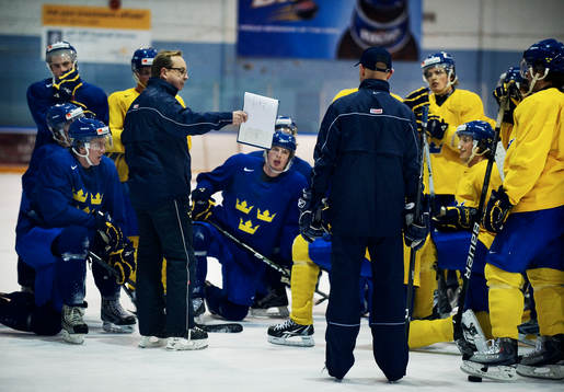 Pär Mårts, tränare, har genomgång med spelarna