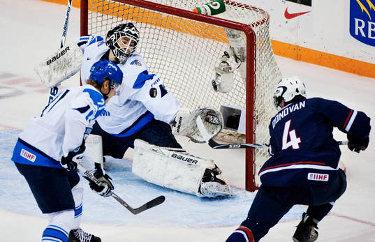 Matt Donovan, USA, gör 2-0 bakom Joni Ortio, målvakt,