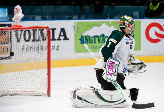 3-2 pucken landar i nätet bakom Henrik Karlsson, målvakt,