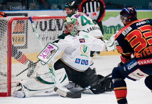 Henrik Karlsson, målvakt, Färjestad, stöter undan pucken