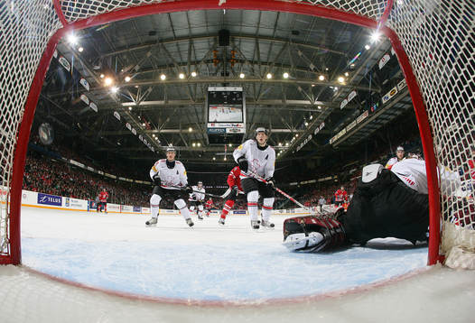 Tristan Scherwey och Patrick Geering, Schweiz, ser pucken