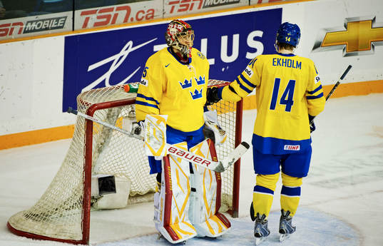 Mattias Ekholm tröstar Jacob Markström, målvakt, Sverige