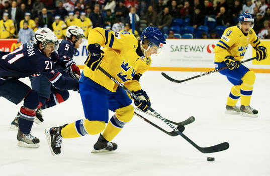 Derek Stepan, USA, är i hasorna på Anton Rödin, Sverige