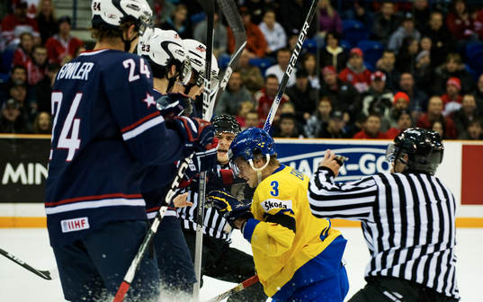 Oliver Ekman Larsson, Sverige, tas hårt av de amerikanska