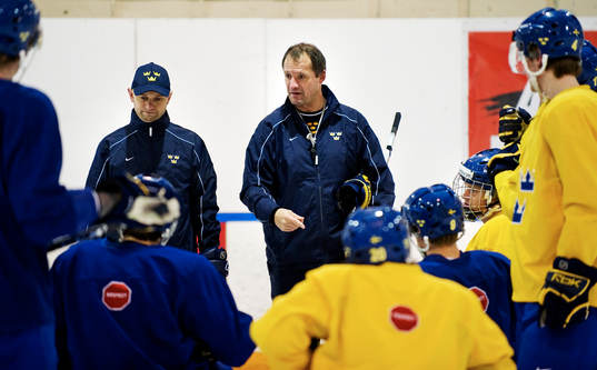 Peter Sundström, assisterande tränare, leder värmningen