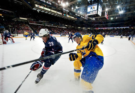 Jake Gardiner, USA, utmanas av Carl Klingberg, Sverige