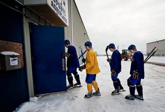 Spelarna går med nedsänkta huvuden in till träningen