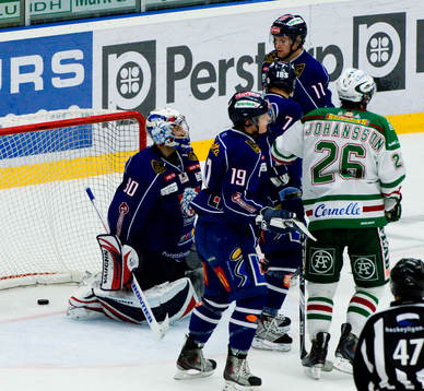 Pucken bakom Fredrik Norrena, målvakt, Linköping