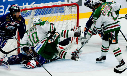 Mario Kempe, Rögle, faller framför Fredrik Norrena,