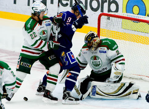 Tommy Enström, Rögle, trycker fram Tony Mårtensson,