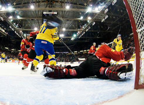 Dennis Rasmussen, Sverige, skjuter in 1-0 bakom Benjamin