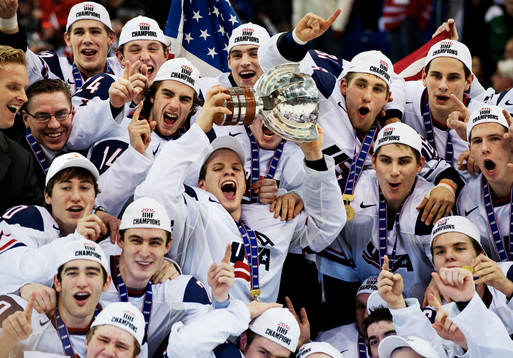 Matchvinnaren John Carlson, USA, sträcker upp pokalen.