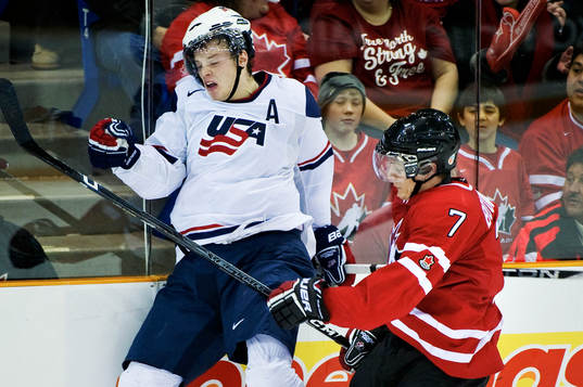 Gabriel Bourque, Kanada, tacklar John Carlson, USA