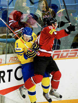 Oliver Ekman Larsson, Sverige, blir tacklad av Tristan
