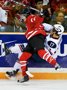Ryan Ellis, Kanada, tacklar Ryan Bourque, USA. Tackling