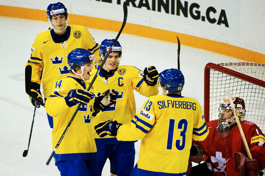 Mattias Ekholm och Anton Lander gratulerar Jakob