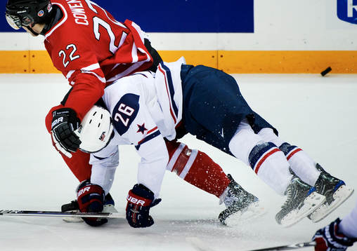 Jeremy Morin, USA, faller i en duell med Jared Cowen, Kanada