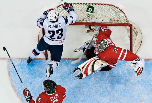 Kyle Palmieri, USA, kör över Martin Jones, målvakt,