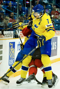 David Rundblad, Sverige, tacklar en schweizisk spelare