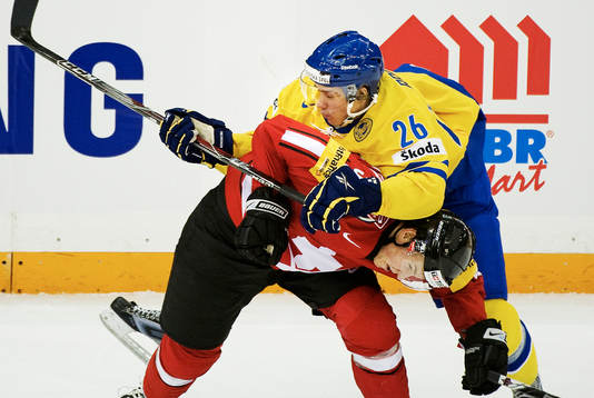 Daniel Brodin, Sverige, klättrar på en schweizisk spelare