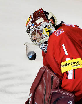 Benjamin Conz, målvakt, Schweiz, fångar upp pucken i