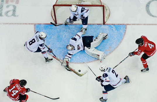 Jack Campbell, målvakt, USA, räddar pucken i en farlig
