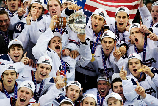 Matchvinnaren John Carlson, USA, sträcker upp pokalen.