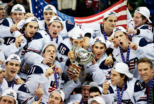 John Carlson, Jason Zucker och Ryan Bourque, USA, håller i