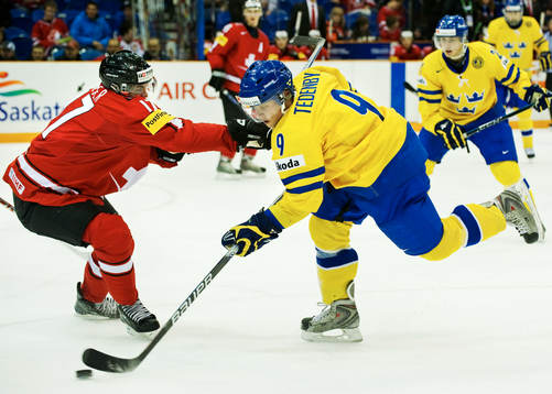 Tim Weber, Schweiz, trycker till Mattias Tedenby, Sverige