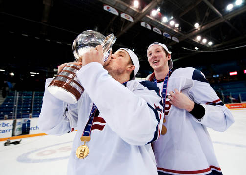 Jordan Schroeder, USA, kysser pokalen. I släptåg kommer